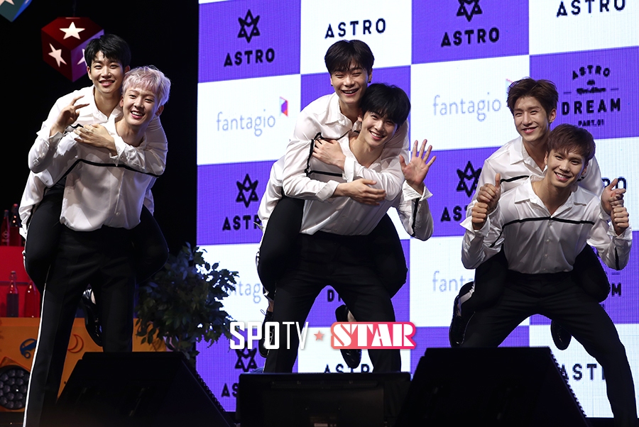 [포토S] 아스트로, '귀엽게 어부바~'