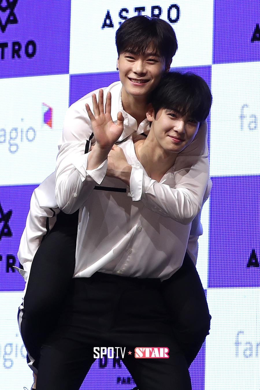 [포토S] 차은우, '문빈 어부바~'