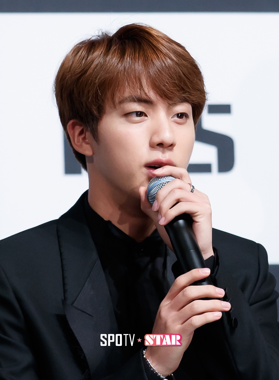 [포토S] BTS 진, '빌보드 수상하고 돌아왔어요'