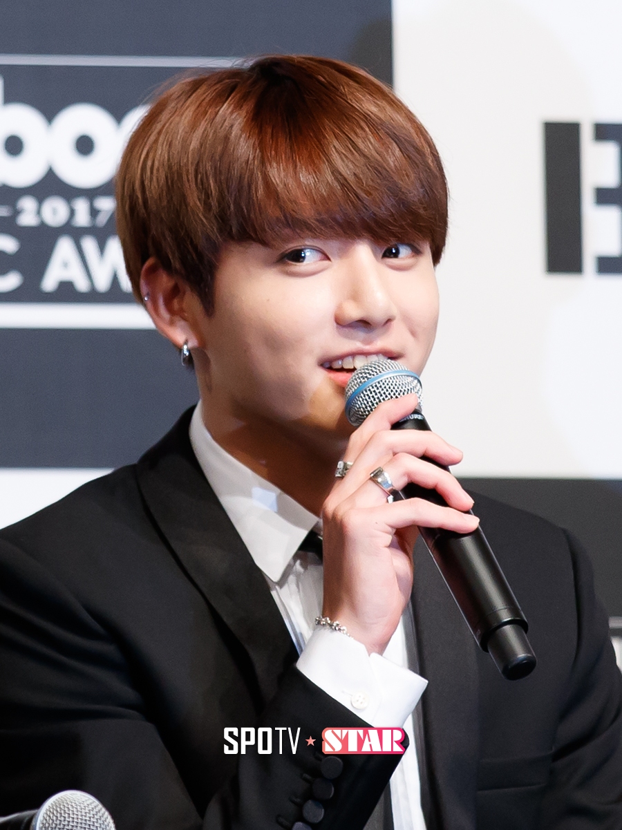 [포토S] BTS 정국, 매력 미소 날리며