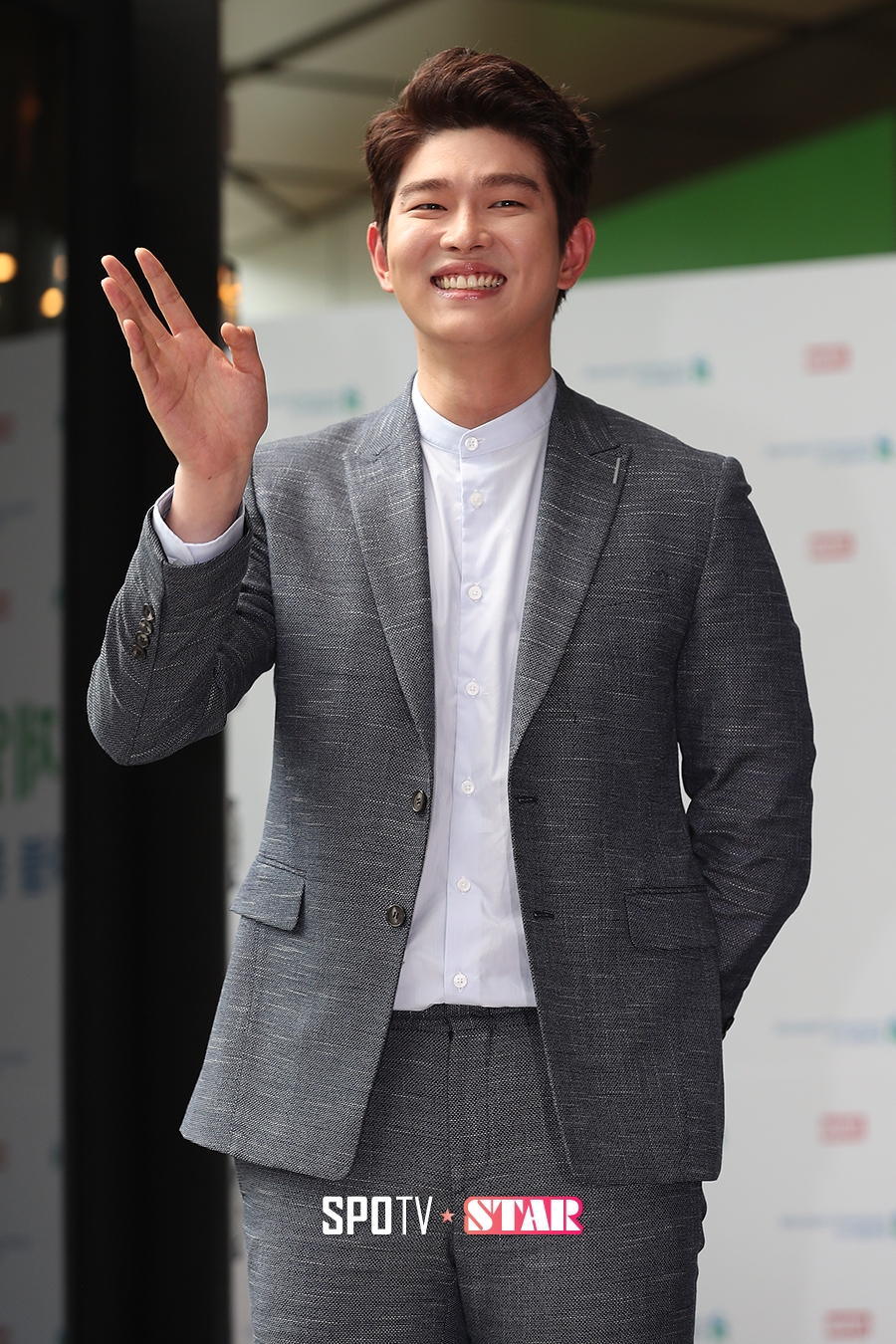 [포토S] 윤균상, 해맑은 손인사