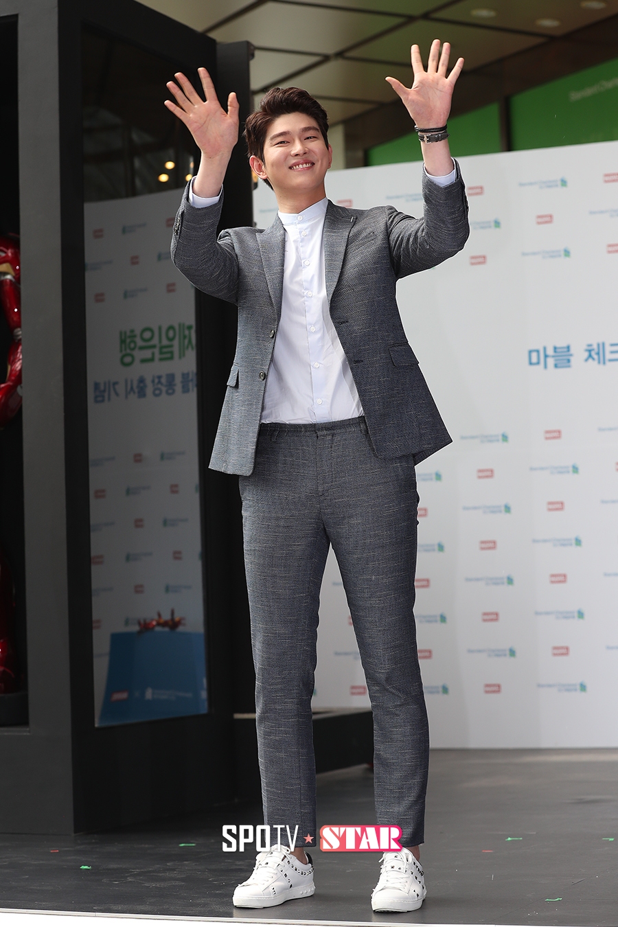 [포토S] 윤균상, '여심' 사로잡는 미소와 인사