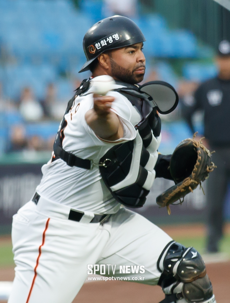 [포토S] 로사리오, MLB 출신 포수의 강력한 송구