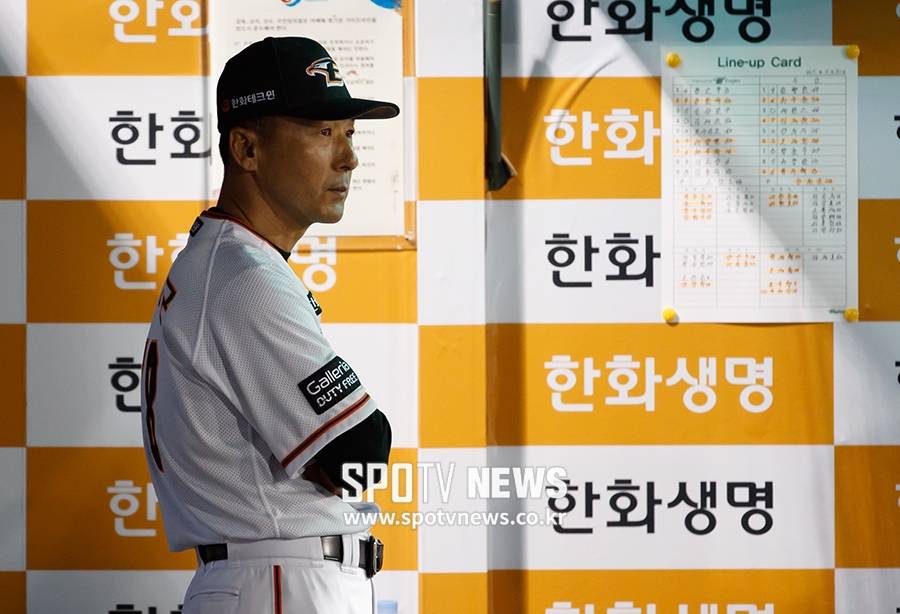 [포토S] 그라운드 바라보는 이상군 감독 대행