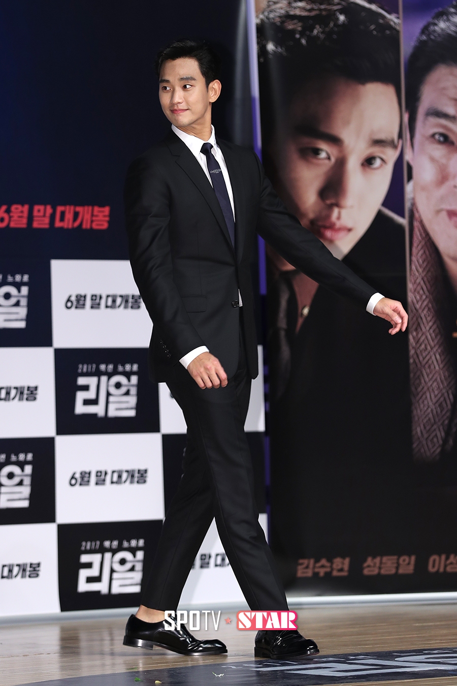 [포토S] 김수현, 슈트 화보 느낌