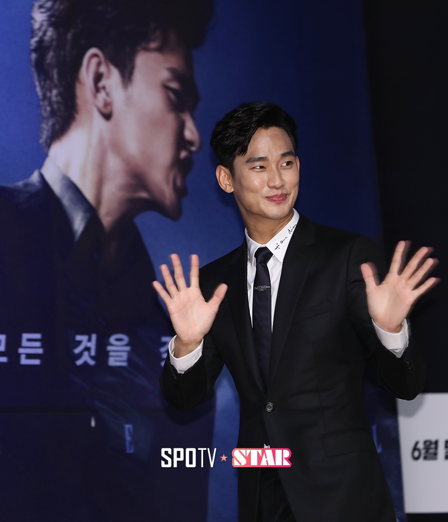 [포토S] 김수현, '나갈때까지 완벽한 팬서비스!'