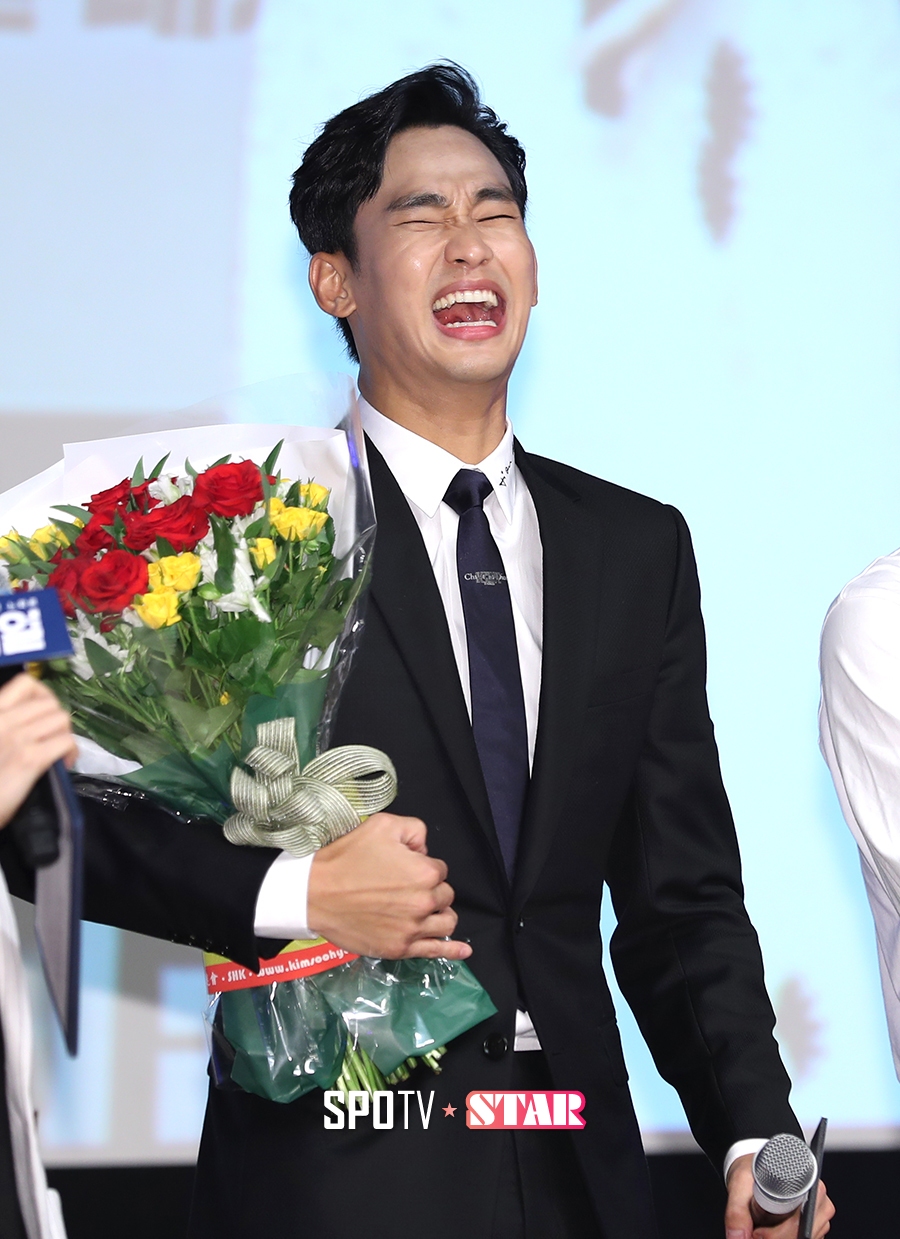 [포토S] 김수현, 꽃다발 들고 박장대소