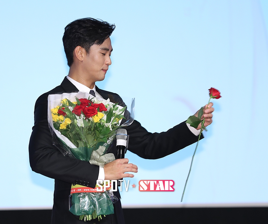 [포토S] 김수현, '장미꽃 나눠드릴게요'