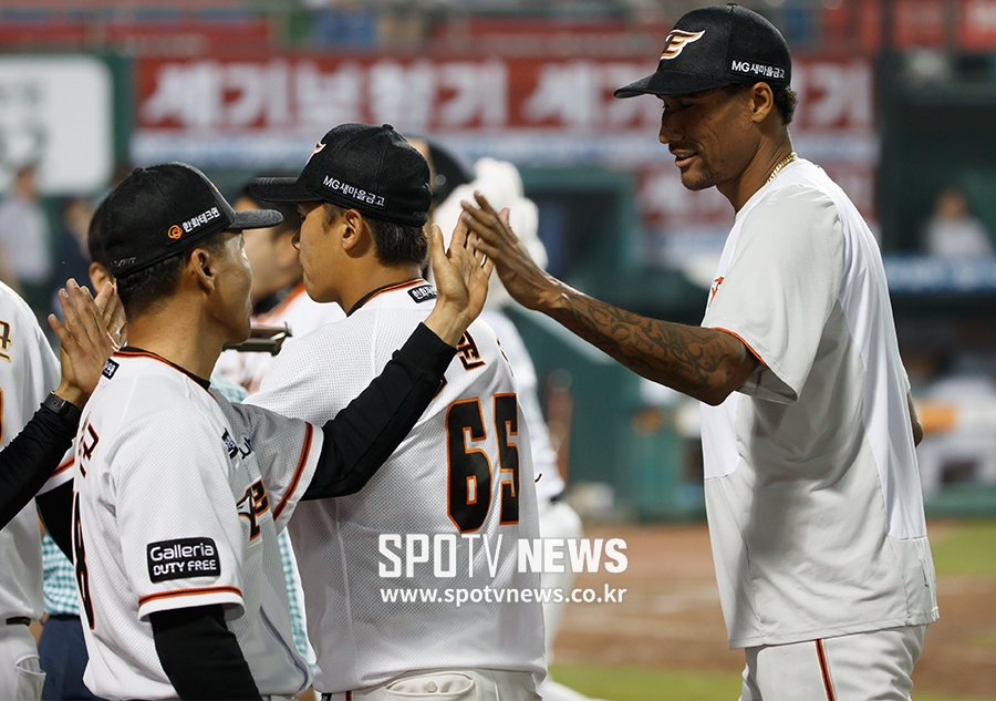 [포토S] 오간도, 이상군 감독 대행과 승리 하이파이브