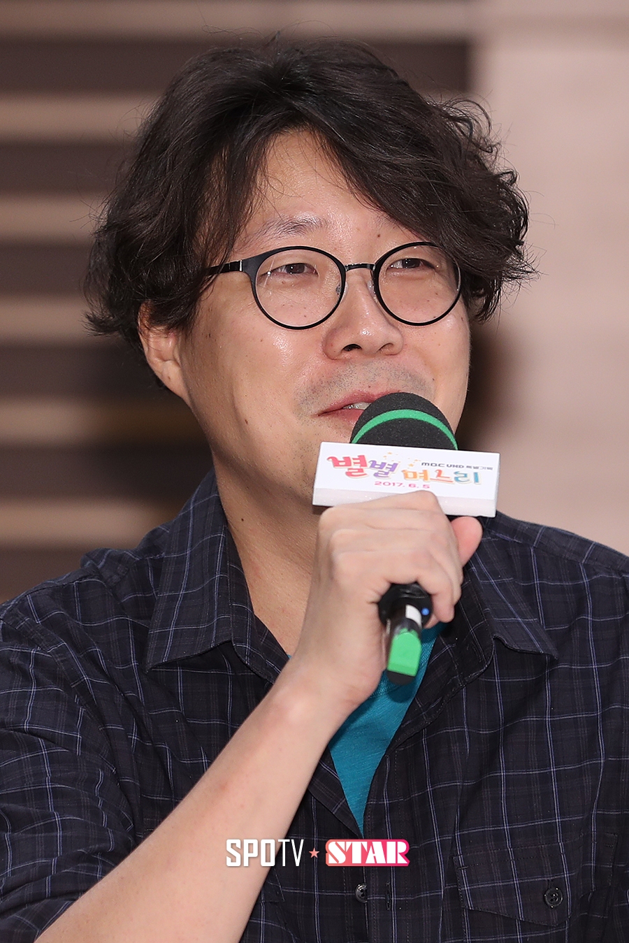 [포토S] 질문에 답하는 이재진 PD
