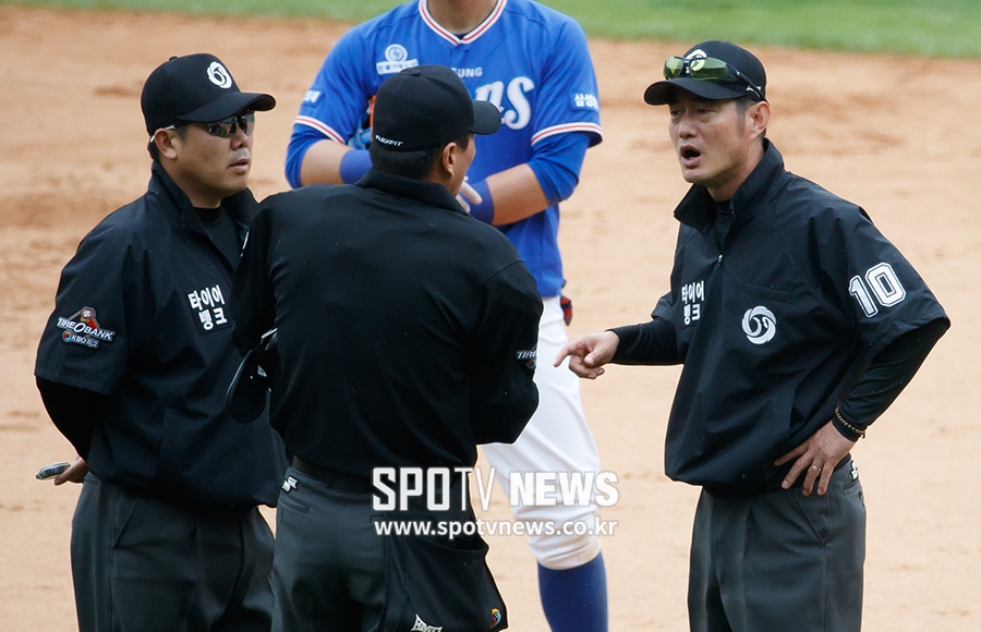 [포토S] 진루 방해 확인하는 나광남 주심