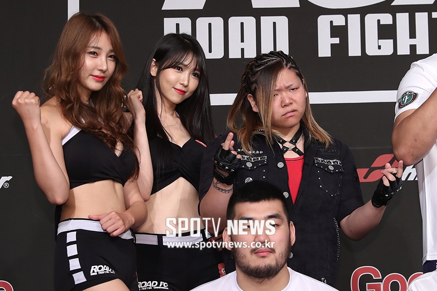 [포토S] 로드걸, 반칙 레슬러 요시코 옆에서 바짝 긴장