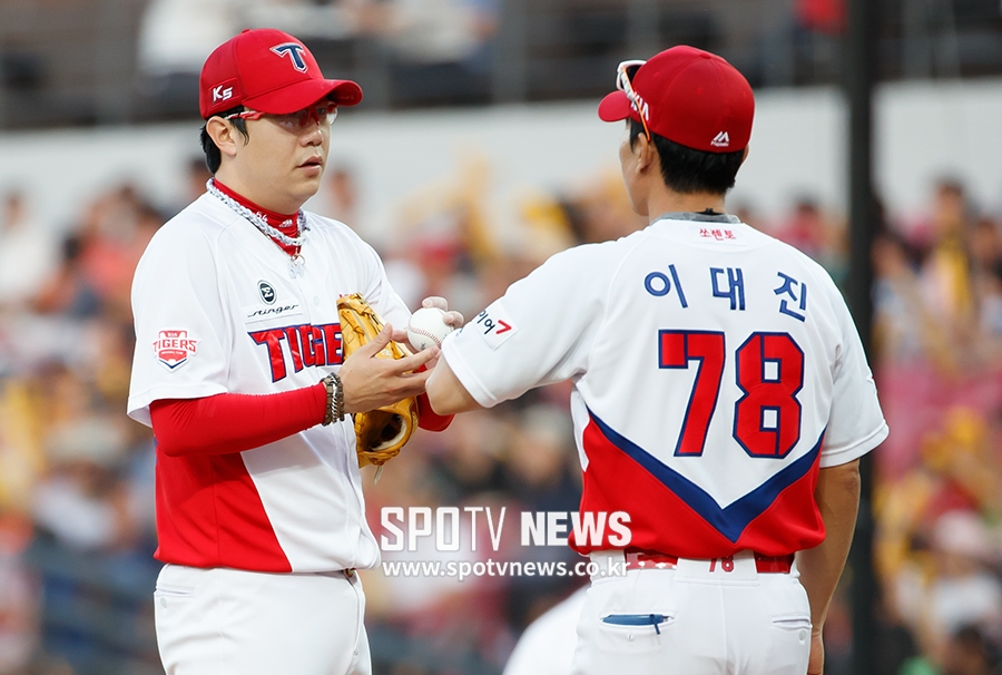 [포토S] 이대진 코치, '힘내, 양현종'
