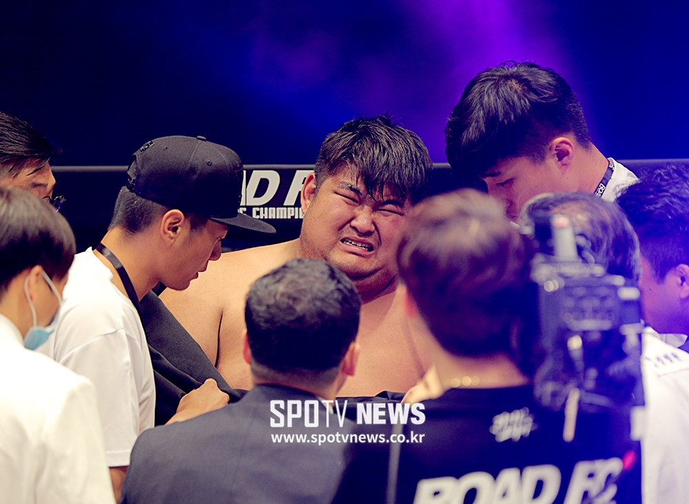 [로드FC] 낭심 고통에 눈물…아오르꺼러 "얼른 회복해서 돌아오겠다"