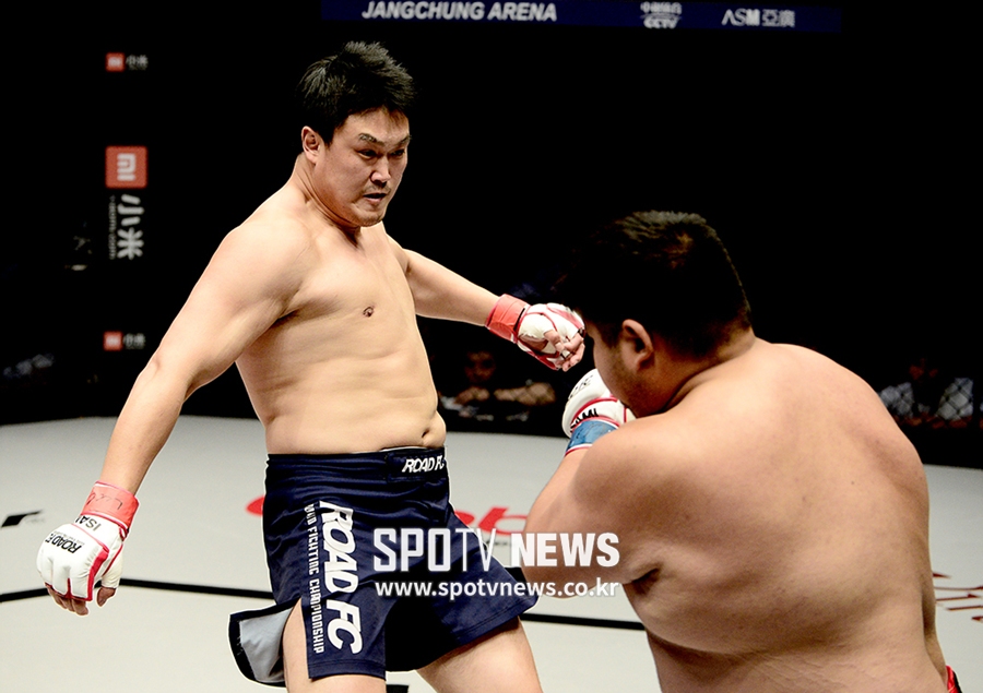 [로드 FC] 명현만, 아오르꺼러 찾아가 직접 사과…아오르꺼러는 치료 후 퇴원