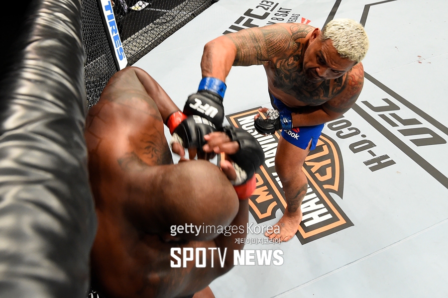 [오늘의 UFC] 마크 헌트, 데릭 루이스에게 4R TKO승