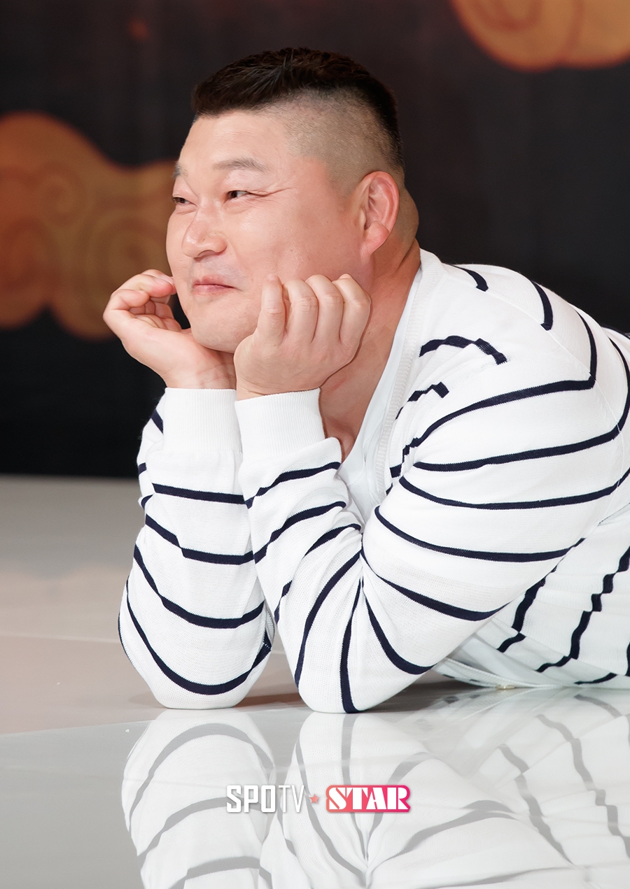 [포토S] 강호동, 동심으로 돌아간 사진 촬영 포즈
