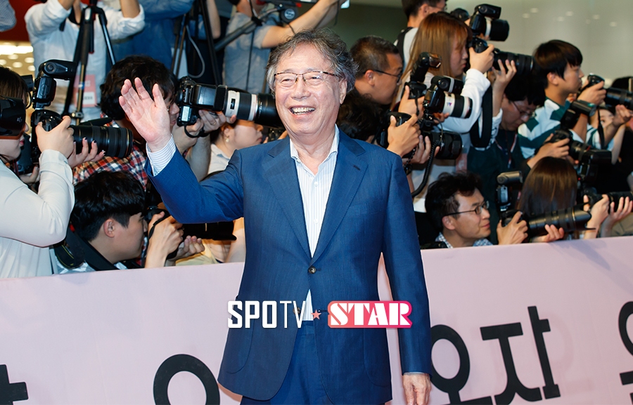 [포토S] 취재진 향해 포즈 취하는 변희봉