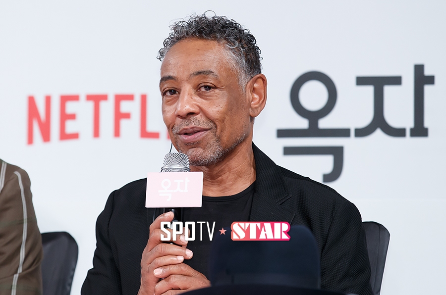 [포토S] 인사하는 배우 지안카를로 에스포지토