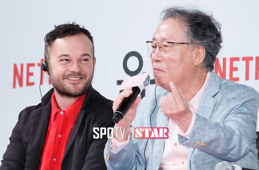 [포토S] 변희봉 바라보며 미소 짓는 다니엘 헨셜