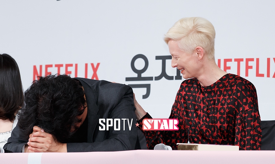 [포토S] 봉준호 감독 위로하는 틸다 스윈튼