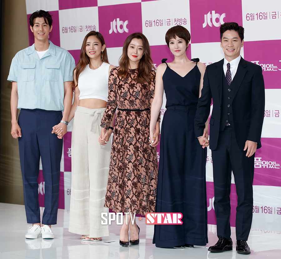 [포토S] 포즈 취하고 있는 품위있는 그녀 출연진