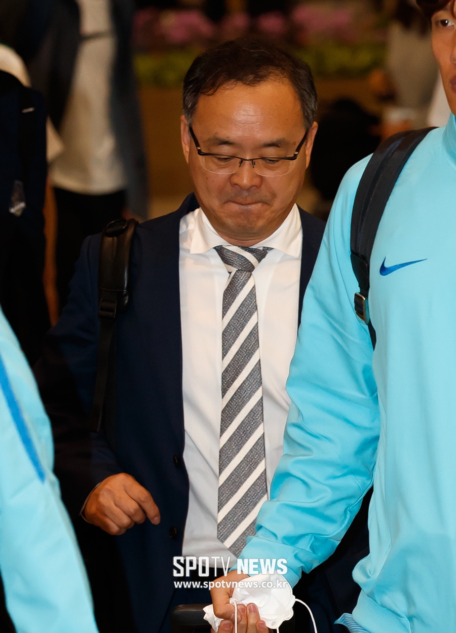 [포토S] 귀국한 이용수 기술위원장