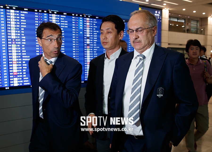 [포토S] 아르무아 코치와 공항 떠나는 슈틸리케 감독