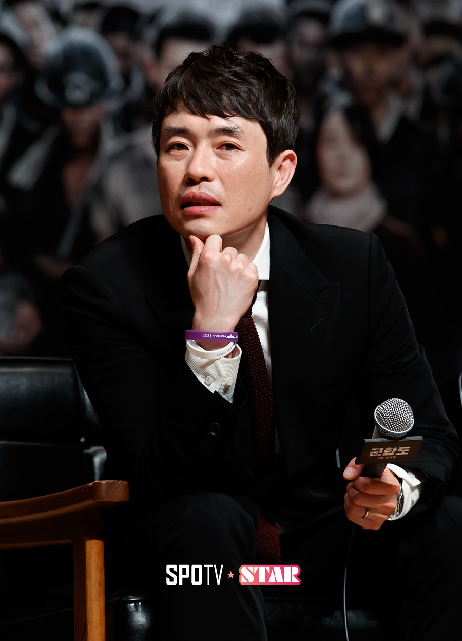 [포토S] 일본기자의 질문 듣고 있는 류승완 감독