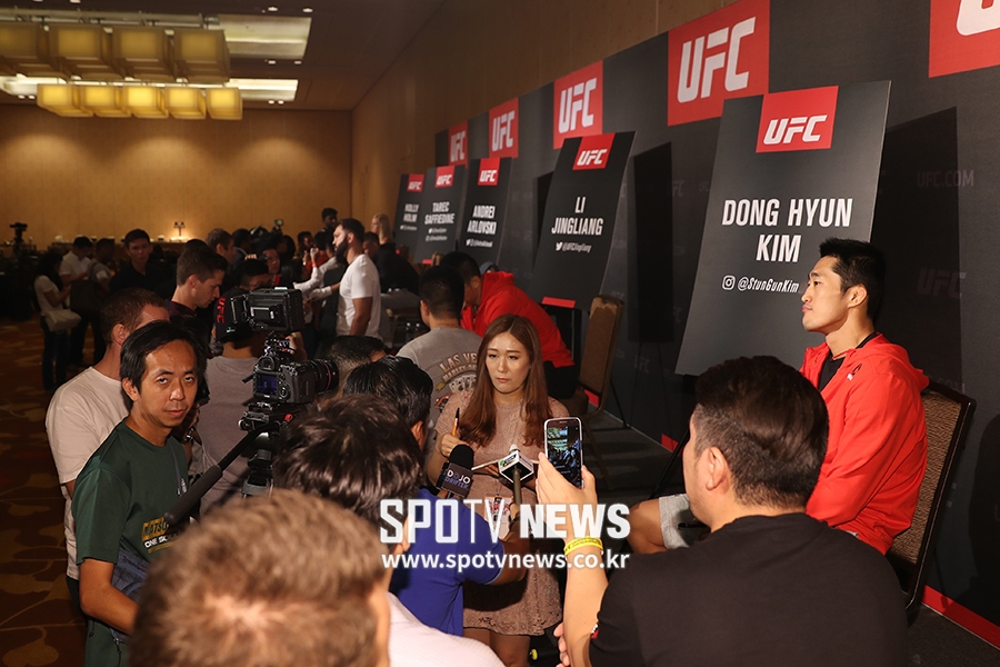 [포토S] '스턴건 김동현에게 쏠린 취재진의 관심'
