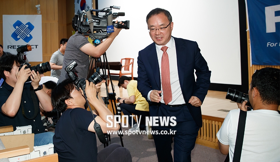 [포토S] 자리 떠나는 이용수 기술위원장