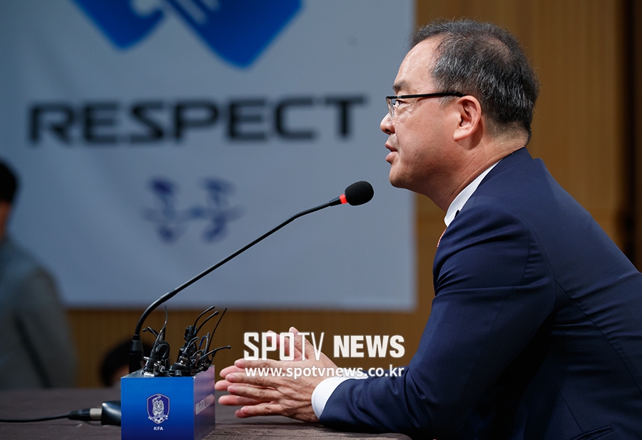 [포토S] 마지막 기술위원회의 마친 이용수 위원장