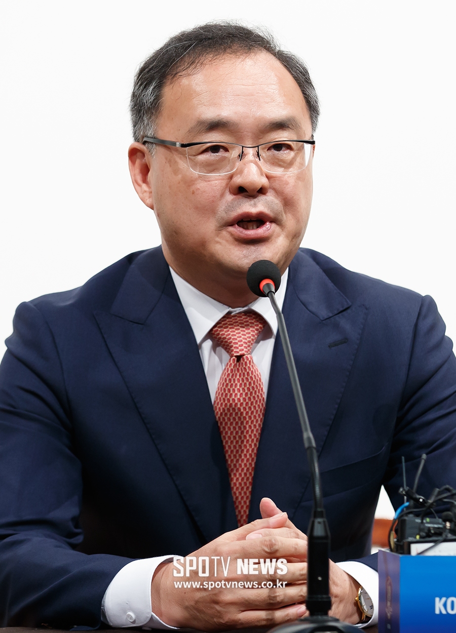 [포토S] 이용수 기술위워장, "슈틸리케 감독과는 여기까지"