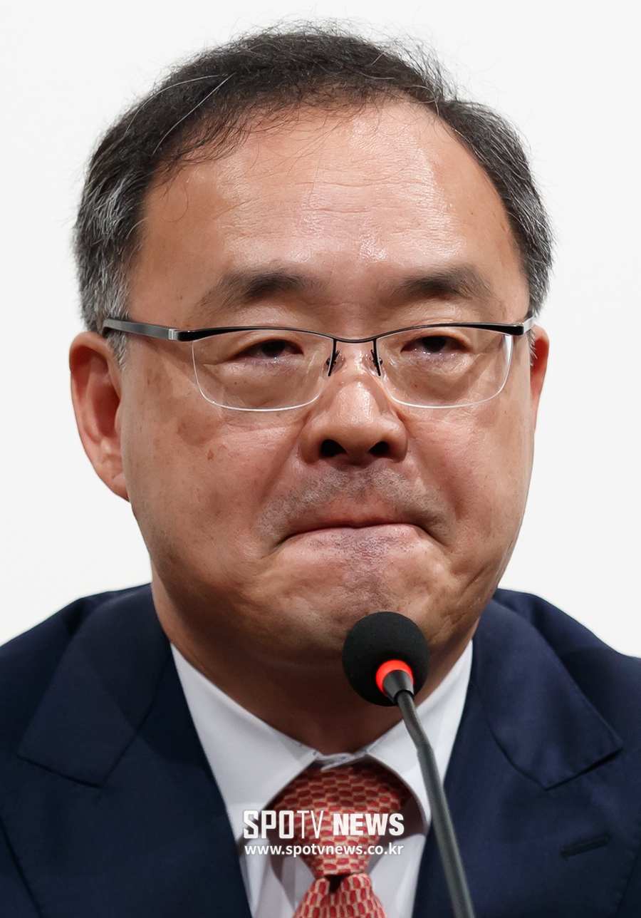[포토S] 이용수 기술위원장, 슈틸리케 감독과 동반 사퇴