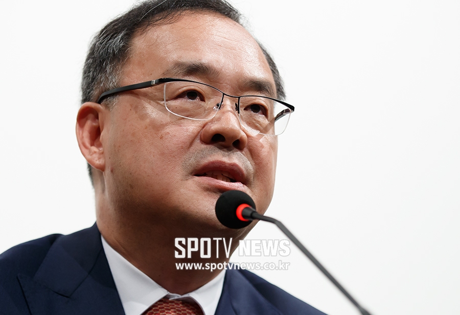 [포토S] 이용수 위원장, '기술위원장은 여기까지'