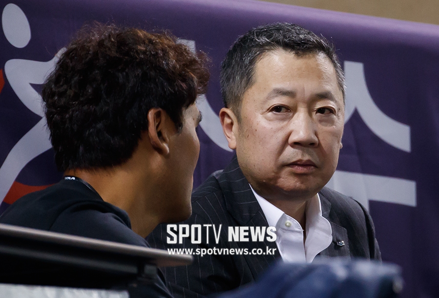 [포토S] 박찬호 이야기 듣고 있는 박정원 회장