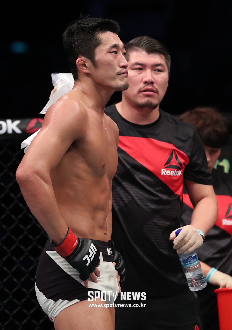 [포토S] 어두운 표정으로 판정 결과 기다리는 김동현