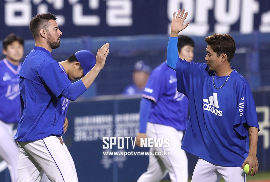 [포토S] 레나도-우규민, '승리의 하이파이브!'