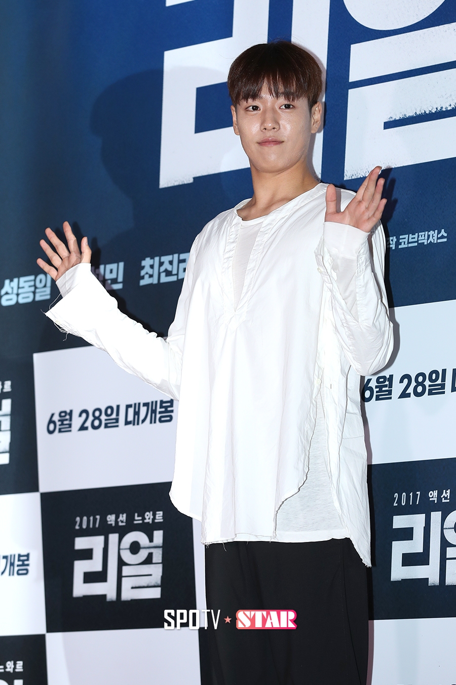 [포토S] 이현우, '귀엽게 포즈~'