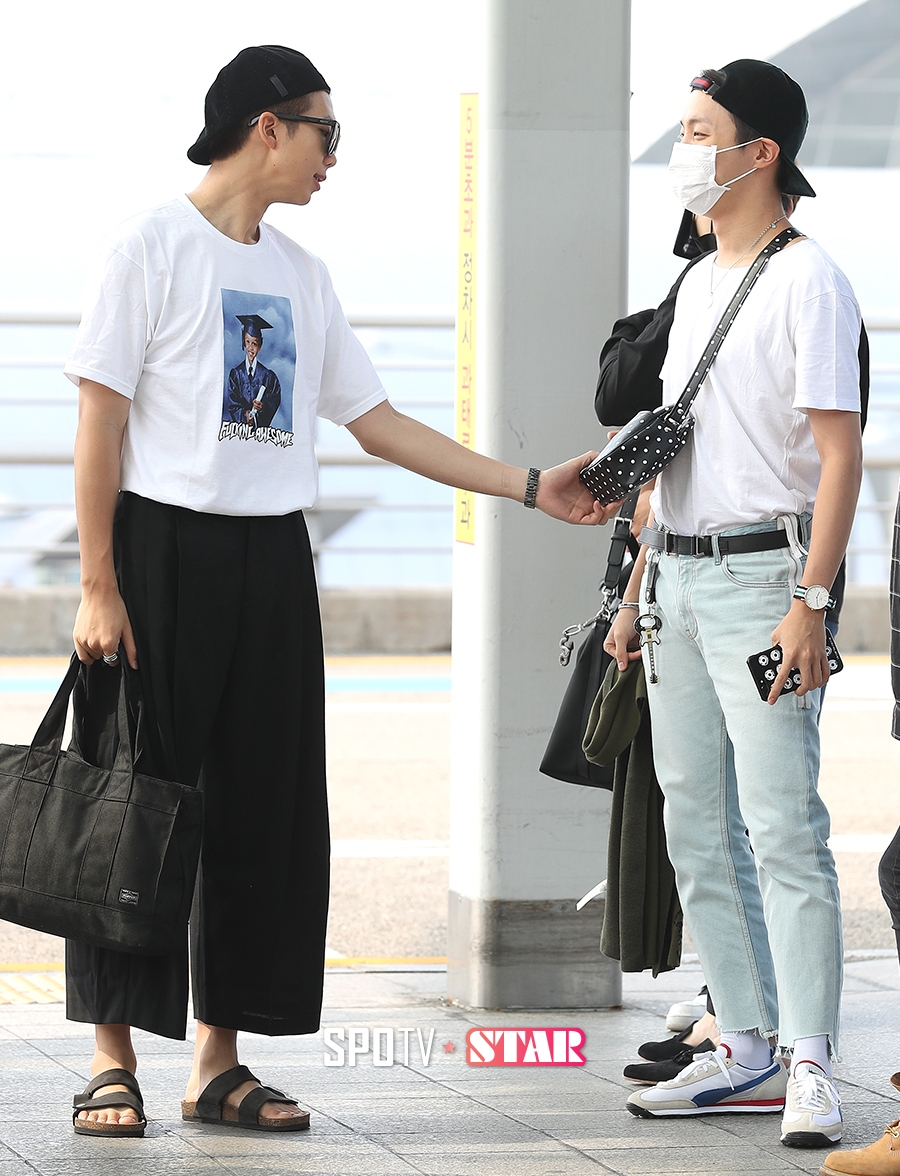 [포토S] 랩몬스터, 제이홉 가방 구경