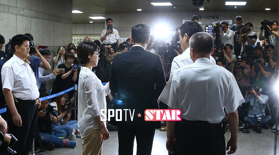 [포토S] 많은 취재진에 둘러싸인 탑