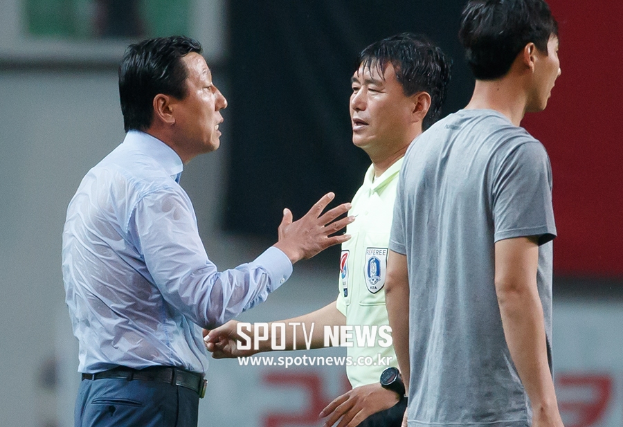 [포토S] 경기 종료 한참 후까지 주심에게 어필하는 최강희 감독