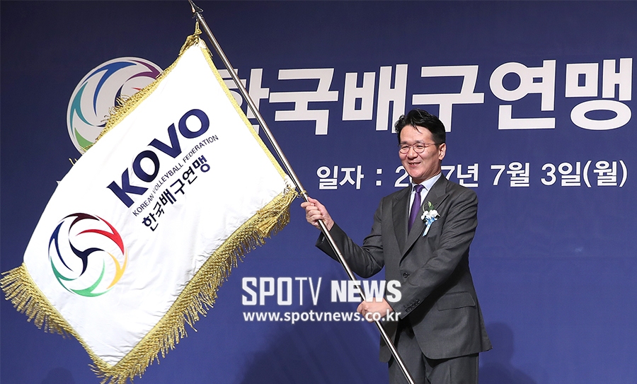 [포토S] 조원태 신임 총재, '힘차게 연맹기를 흔들며'