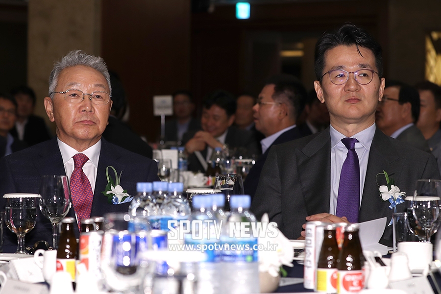 [포토S] 무대 바라보는 구자준-조원태 총재
