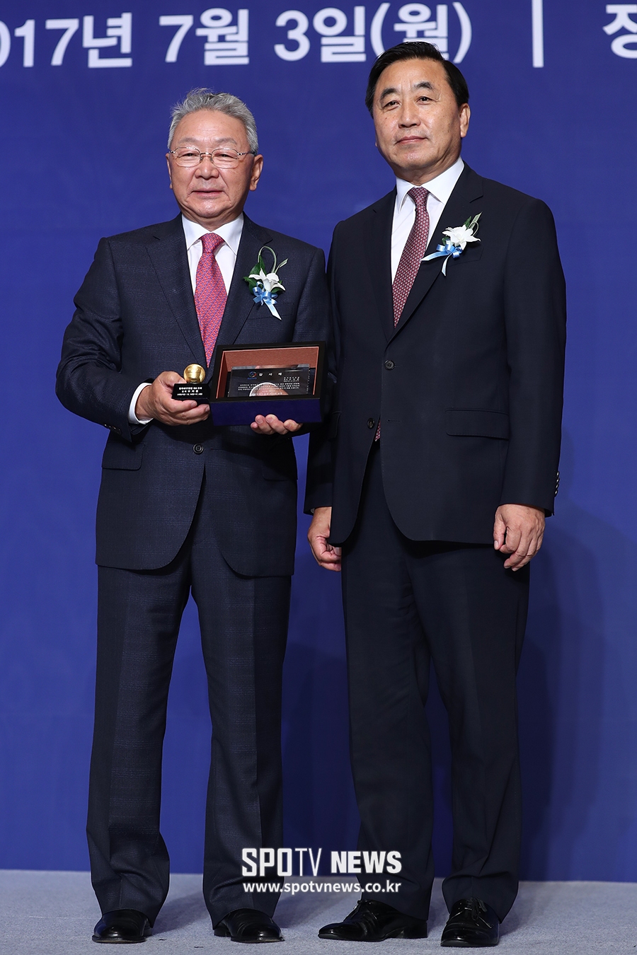 [포토S] 감사패 받은 구자준 총재