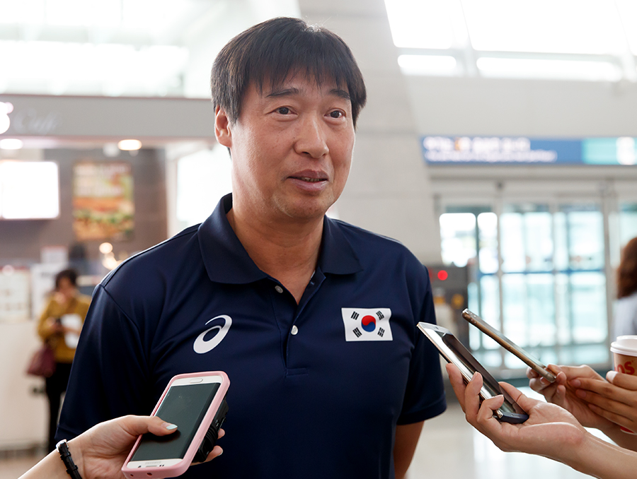 [포토S] 인터뷰 하는 여자 배구대표팀 홍성진 감독