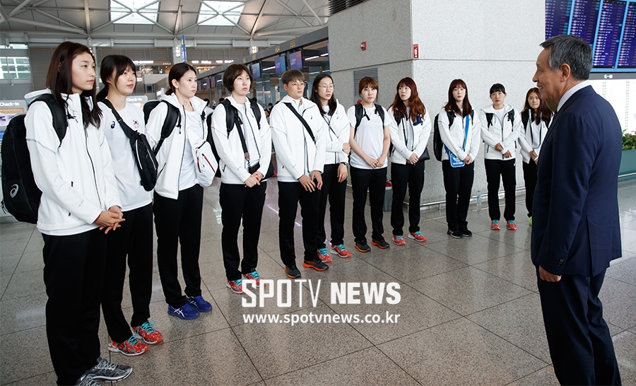 [포토S] 대표팀 선수들과 인사하는 오한남 대한배구협회장