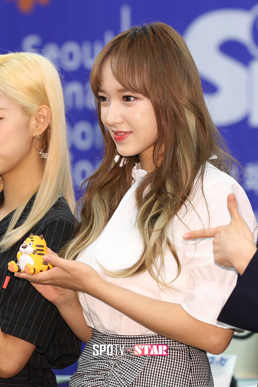 [포토S] 우주소녀 성소, '깜찍한 인형 들고'