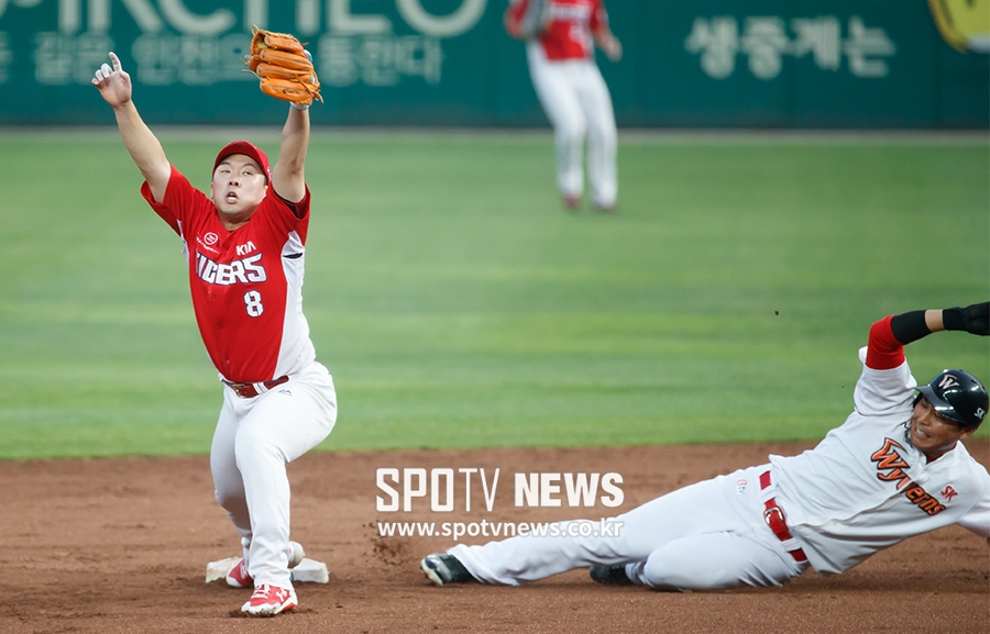 [포토S] 안치홍, '공이 먼저 들어왔어요'