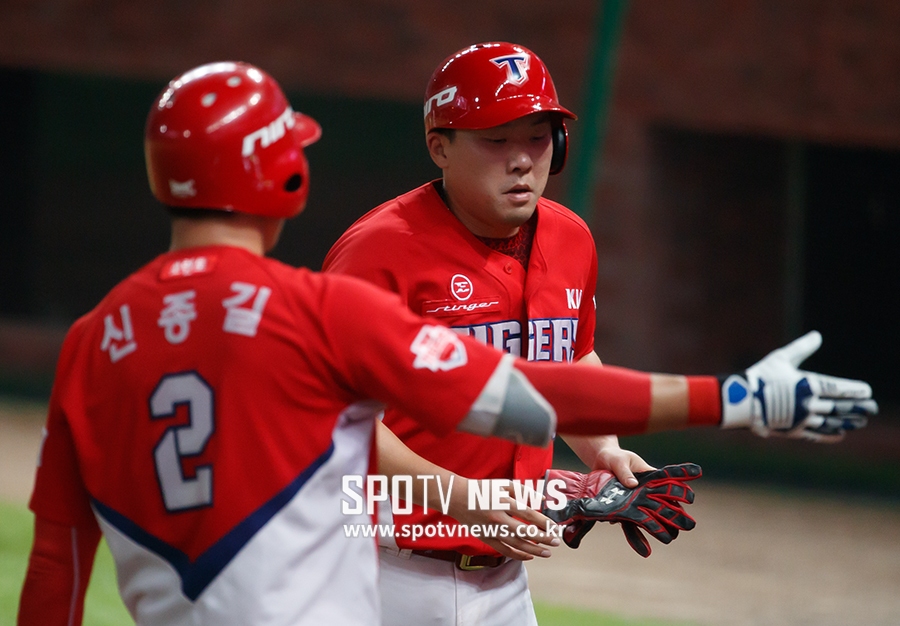[포토S] 안치홍, 폭투 틈타 역전 성공